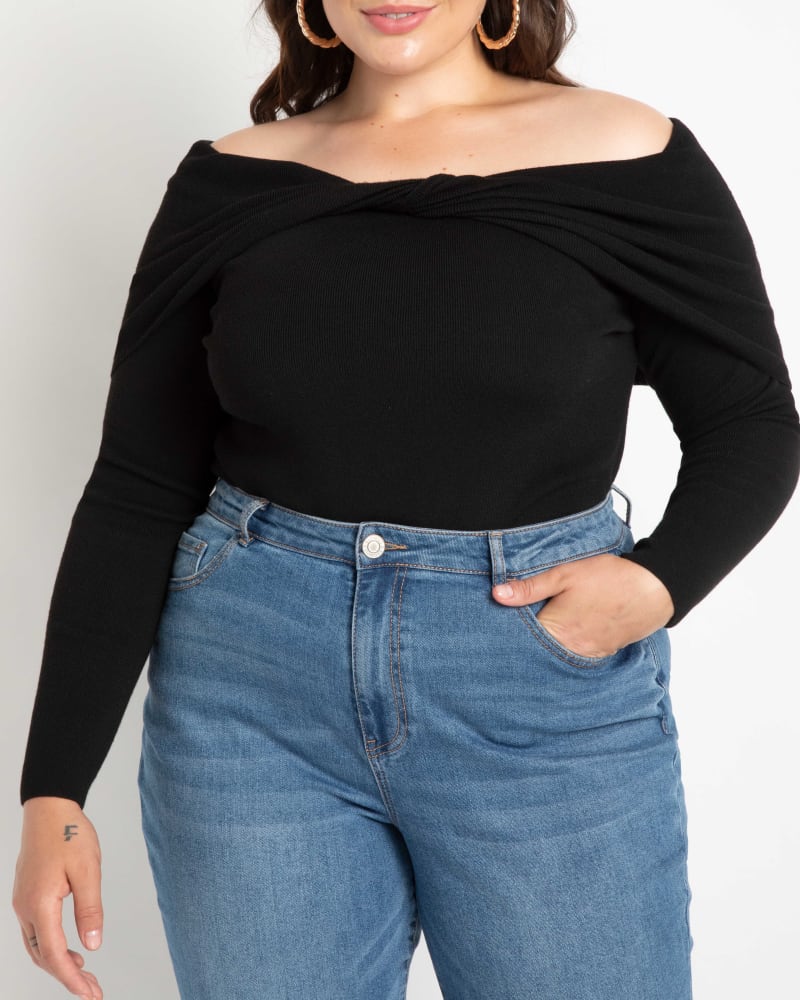 Front of a model wearing a size 14/16 Annika Twist Detail Sweater in Totally Black by ELOQUII. | dia_product_style_image_id:242106